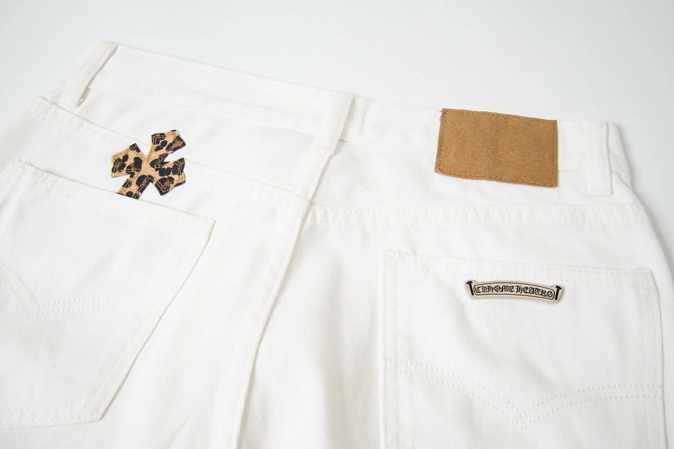 P260 💰 (Top version) Chrome Hearts/Chrome Hearts Classic daytime blue cow series colored leather cross washed color fabric unisex denim trousers Vibe style straight stacked god-level version Carbon fine bias denim color cloth Old vintage complete set of hardware - Chrome Hearts white cow series The high version uses high-ounce custom fabrics, fermentation washing and soft color fixation, soft and thick to wear, the details are all made by hand-polished craftsmanship, all-over printed jacquard fabric Unique design style. Through multiple processes to create a full retro feel. Unique niche non-contrast shirt. Customized distressed spray-painted buttons. Craftsmanship in every detail. Color: blue leather leopard print. Size: 28-30-32-34 (corresponding to S-M-L-XL)